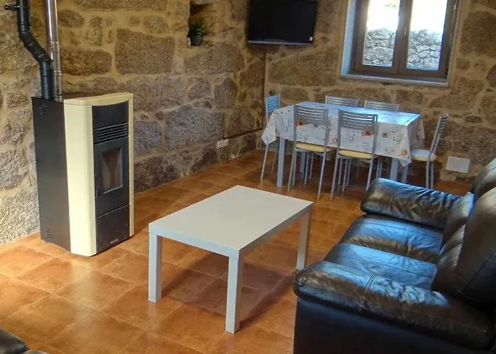 Casa de Férias Cuberto Darriba Casa Restaurada En Canedo *