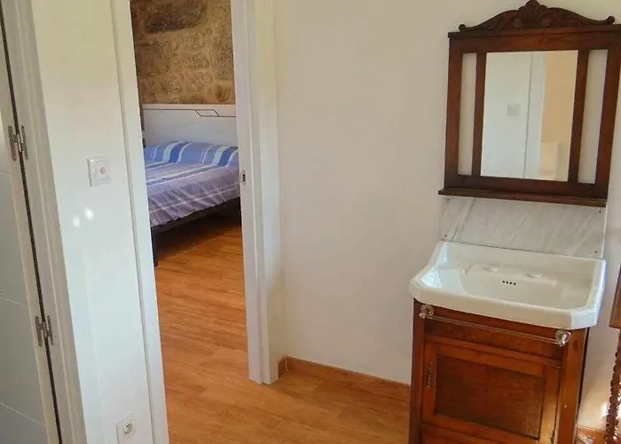 Cuberto Darriba Casa Restaurada En Canedo Casa de Férias